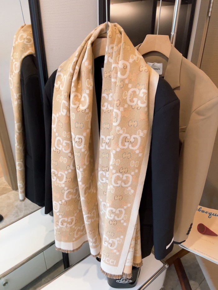 Streetwear Scarf GUCCI 329804 