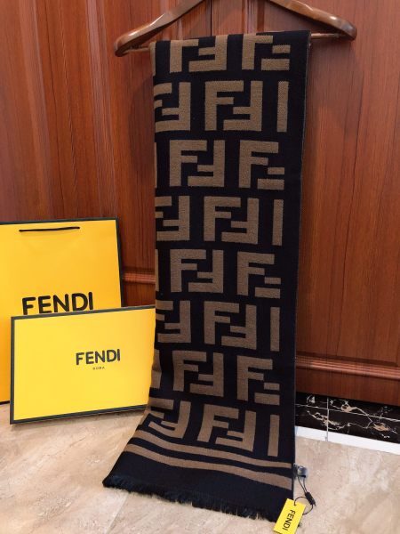 Streetwear Scarf FENDI 329805