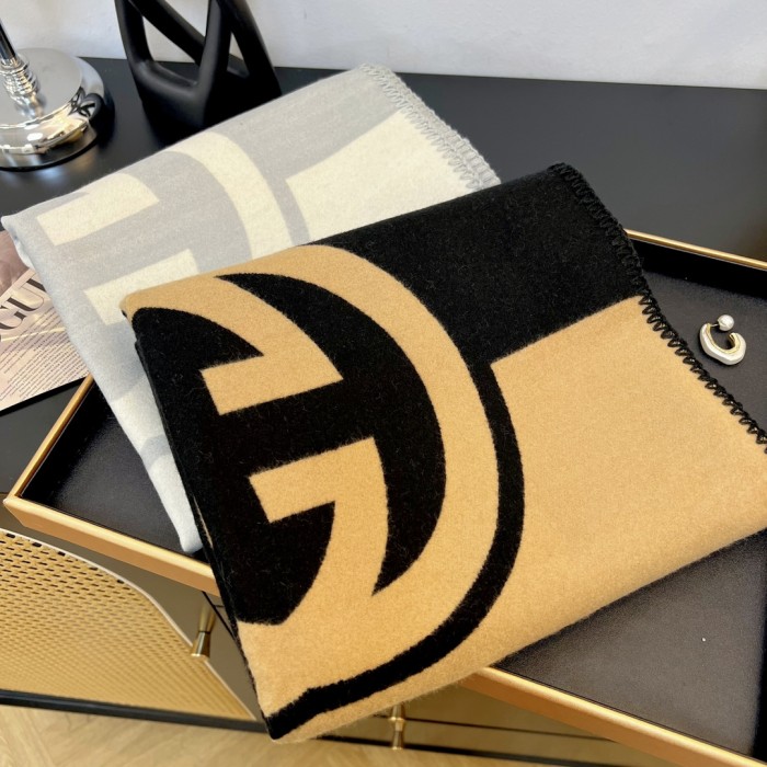 Streetwear Scarf GUCCI 329800