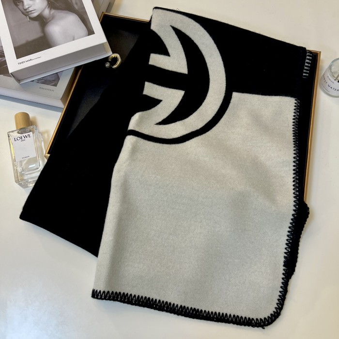 Streetwear Scarf GUCCI 329800