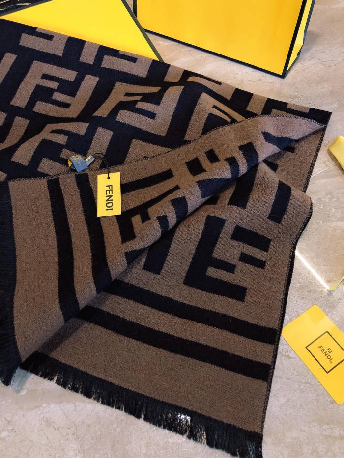 Streetwear Scarf FENDI 329805