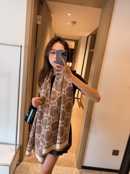 Streetwear Scarf GUCCI 329804 