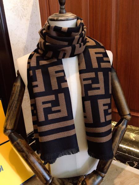 Streetwear Scarf FENDI 329805