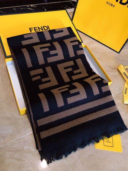 Streetwear Scarf FENDI 329805