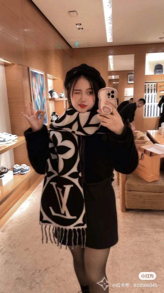 Streetwear Scarf LV 329767  SIZE:209x30cm