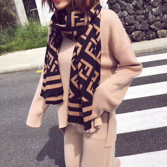 Streetwear Scarf FENDI 329787