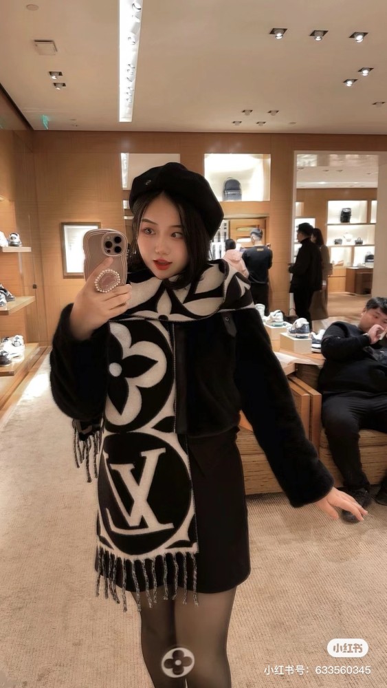 Streetwear Scarf LV 329767  SIZE:209x30cm