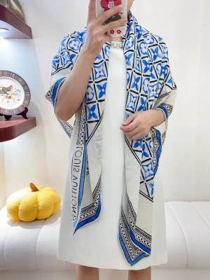 Streetwear Scarf LV  329739 SIZE:135*135cm