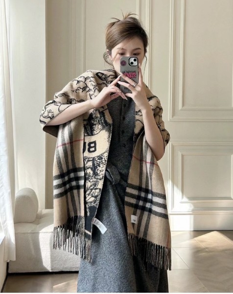 Streetwear Scarf BURBERRY 329732 size：45*210cm