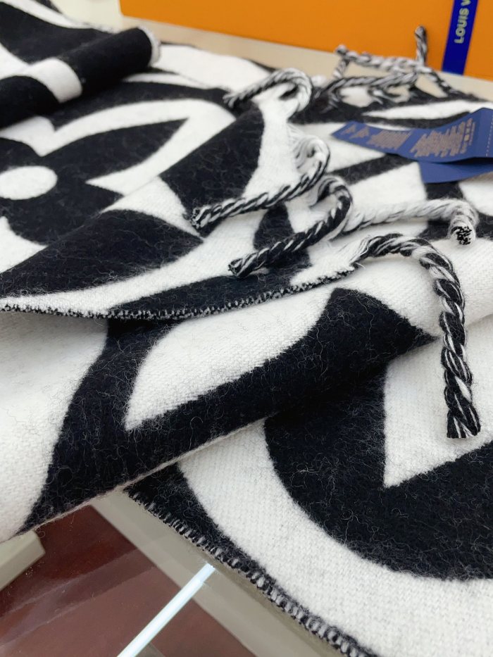 Streetwear Scarf LV  329571 SIZE:90*90cm