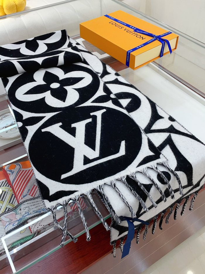 Streetwear Scarf LV  329571 SIZE:90*90cm