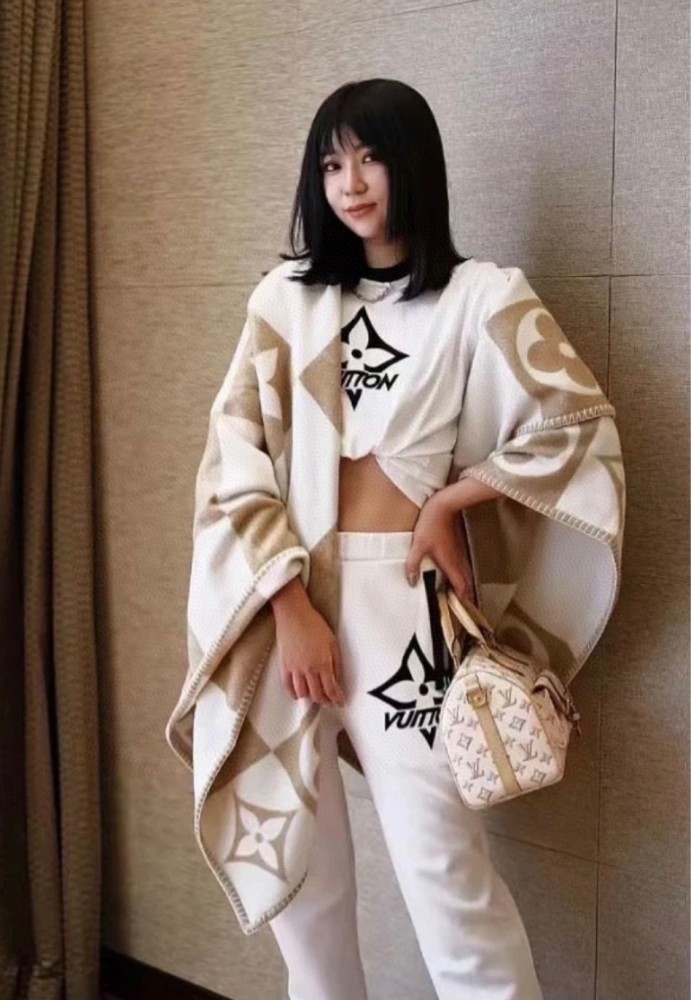 Streetwear Scarf LV 329496 SIZE:180*140cm