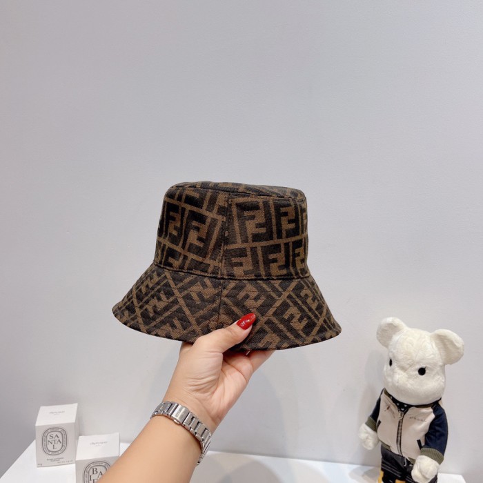 Streetwear Hat Fendi 329369
