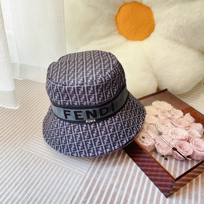Streetwear Hat Fendi 329373