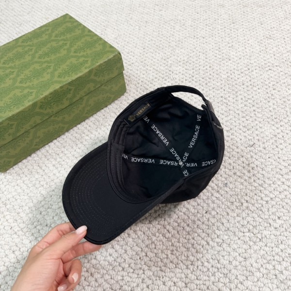Streetwear Hat Versace 329309