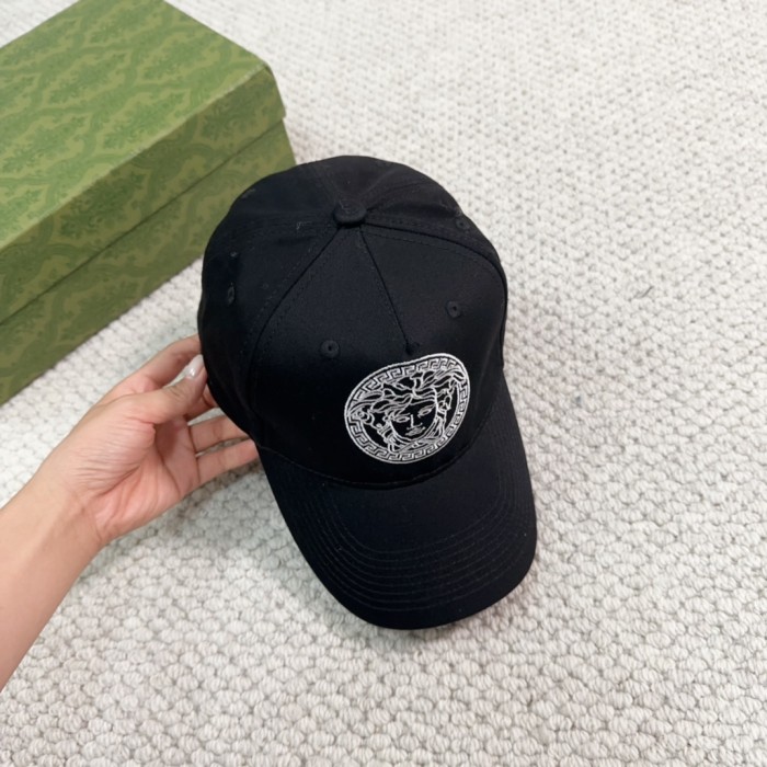 Streetwear Hat Versace 329309