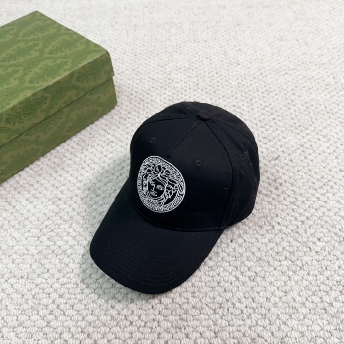 Streetwear Hat Versace 329309