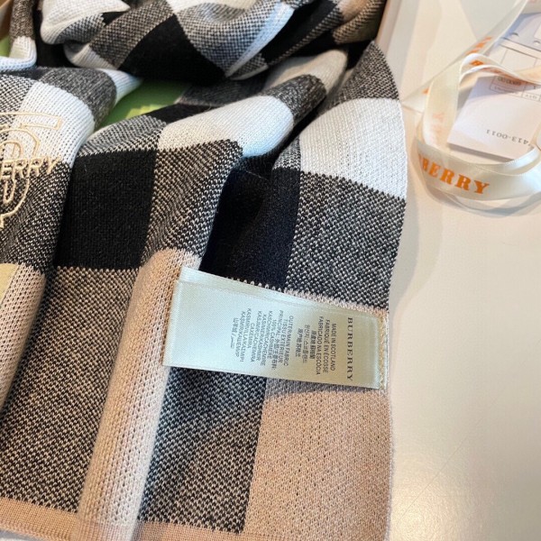Streetwear Scarf BURBERRY 329076 size:180*35cm