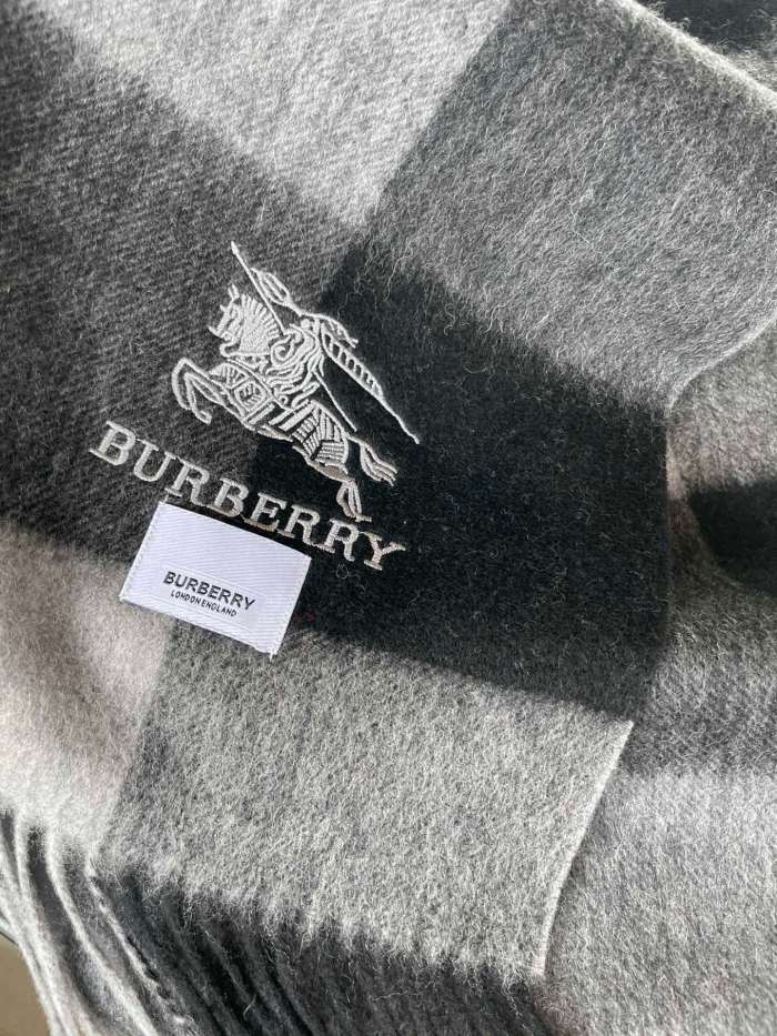 Streetwear Scarf Burberry 329093 SIZE:32*192cm