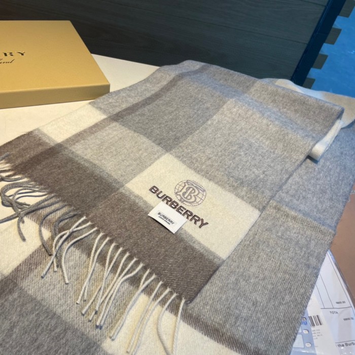 Streetwear Scarf Burberry  329017 SIZE:30*168cm