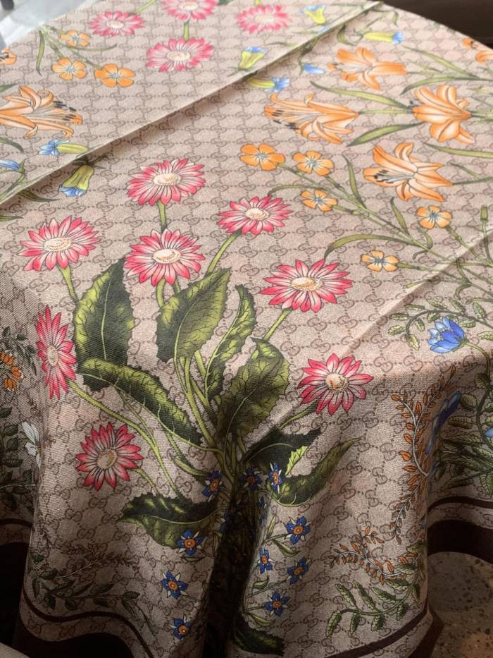 Streetwear Scarf GUCCI 328984 SIZE:110*200cm 