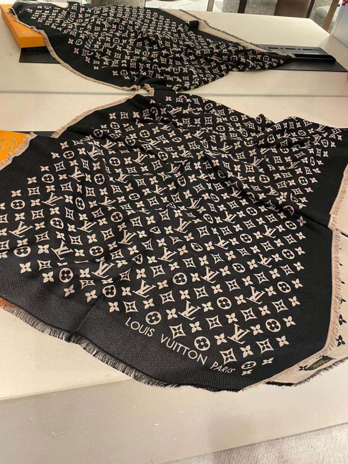 Streetwear Scarf LV 328954 SIZE:70*200cm