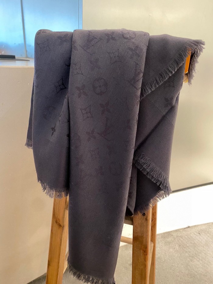 Streetwear Scarf LV 328937 SIZE:140*140cm