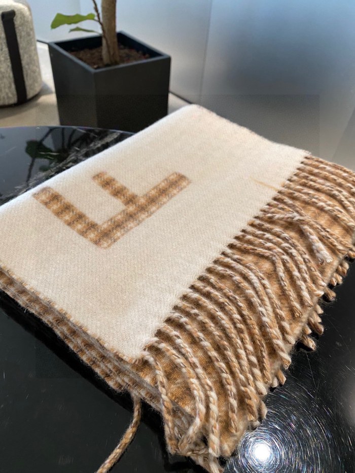 Streetwear Scarf FENDI 328930 SIZE:30*180cm