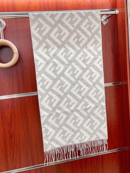 Streetwear Scarf Fendi 328873