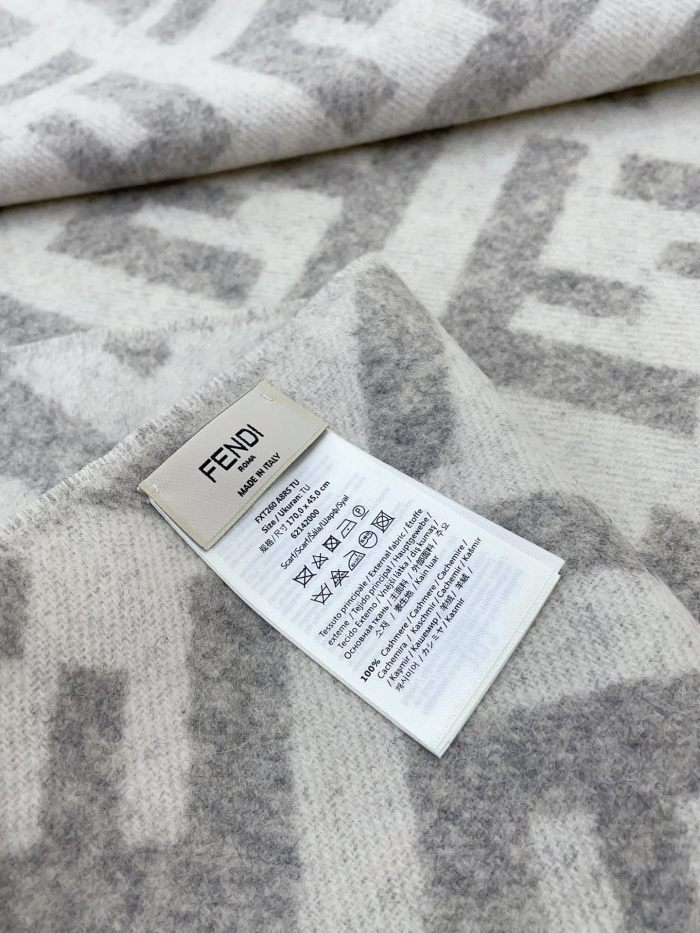 Streetwear Scarf Fendi 328873