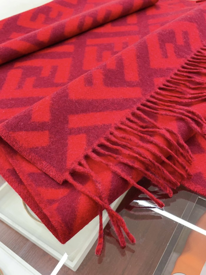 Streetwear Scarf Fendi 328875