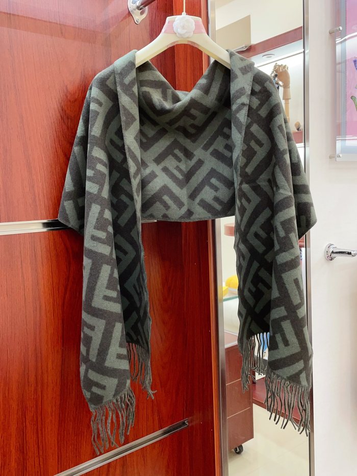 Streetwear Scarf Fendi 328872
