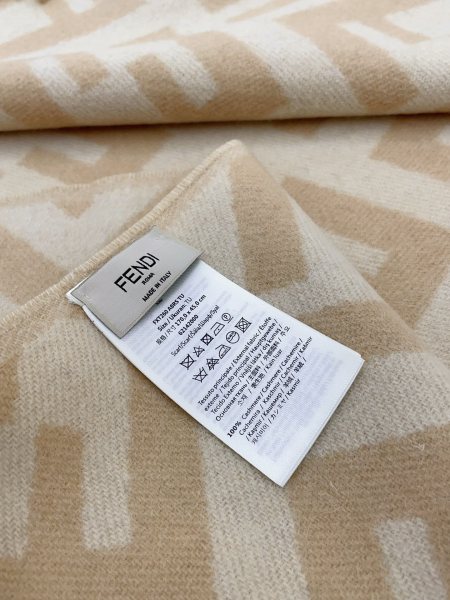 Streetwear Scarf Fendi 328874