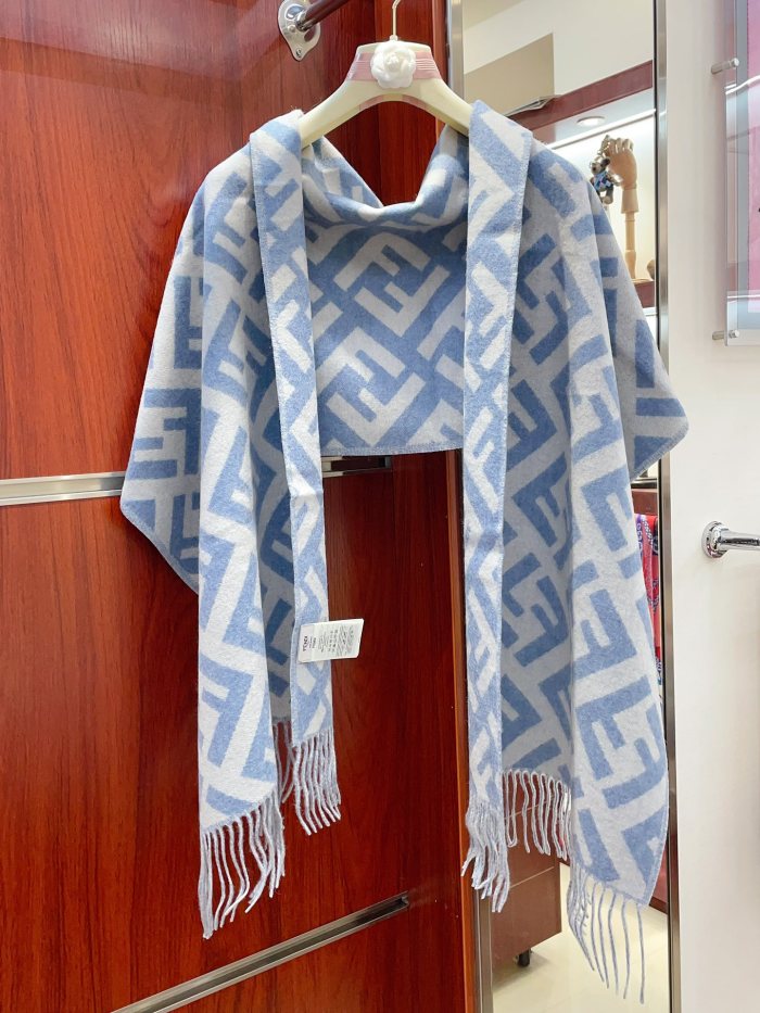 Streetwear Scarf Fendi 328871