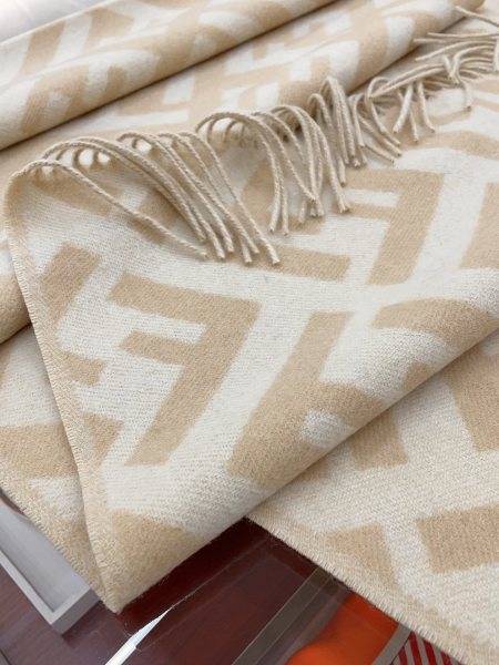 Streetwear Scarf Fendi 328874