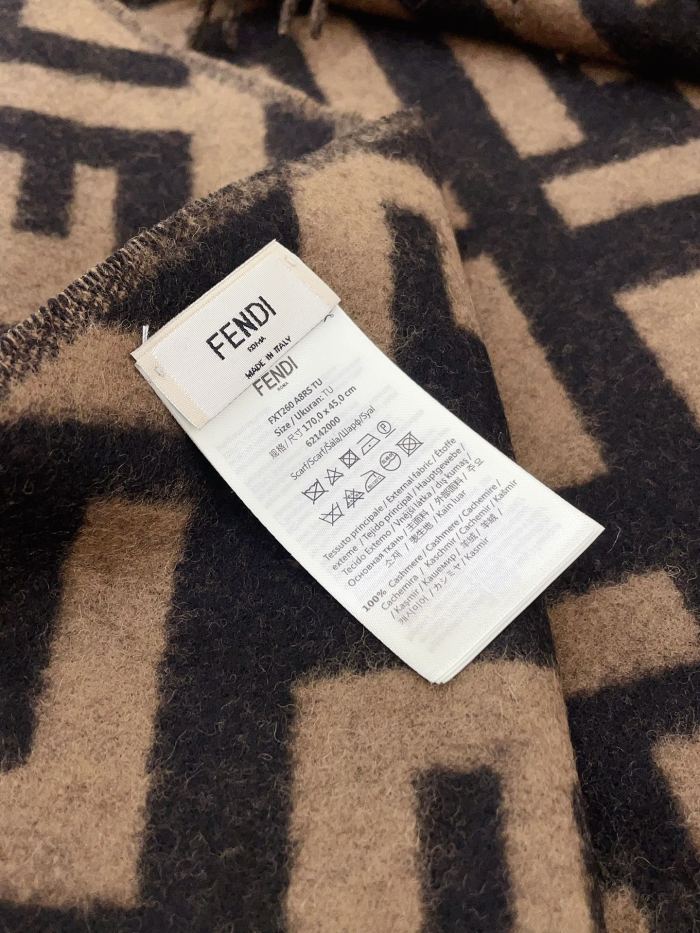 Streetwear Scarf FENDI 328876