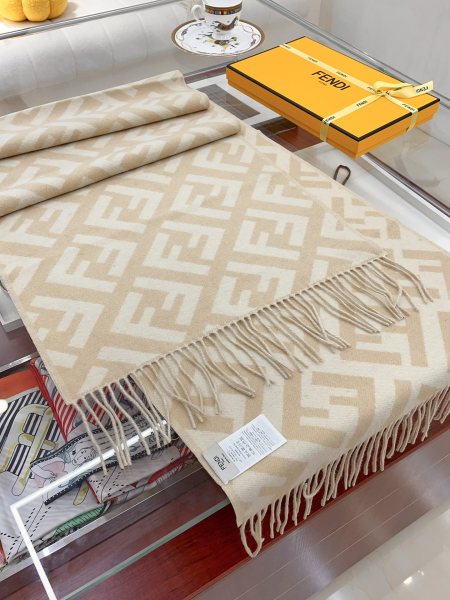 Streetwear Scarf Fendi 328874