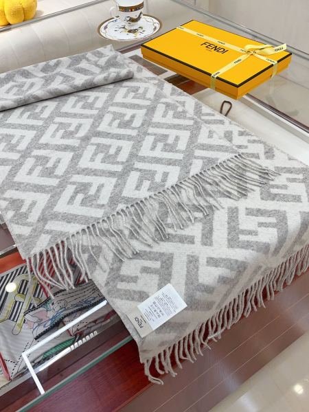 Streetwear Scarf Fendi 328873