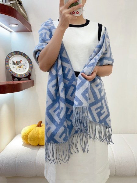 Streetwear Scarf Fendi 328871