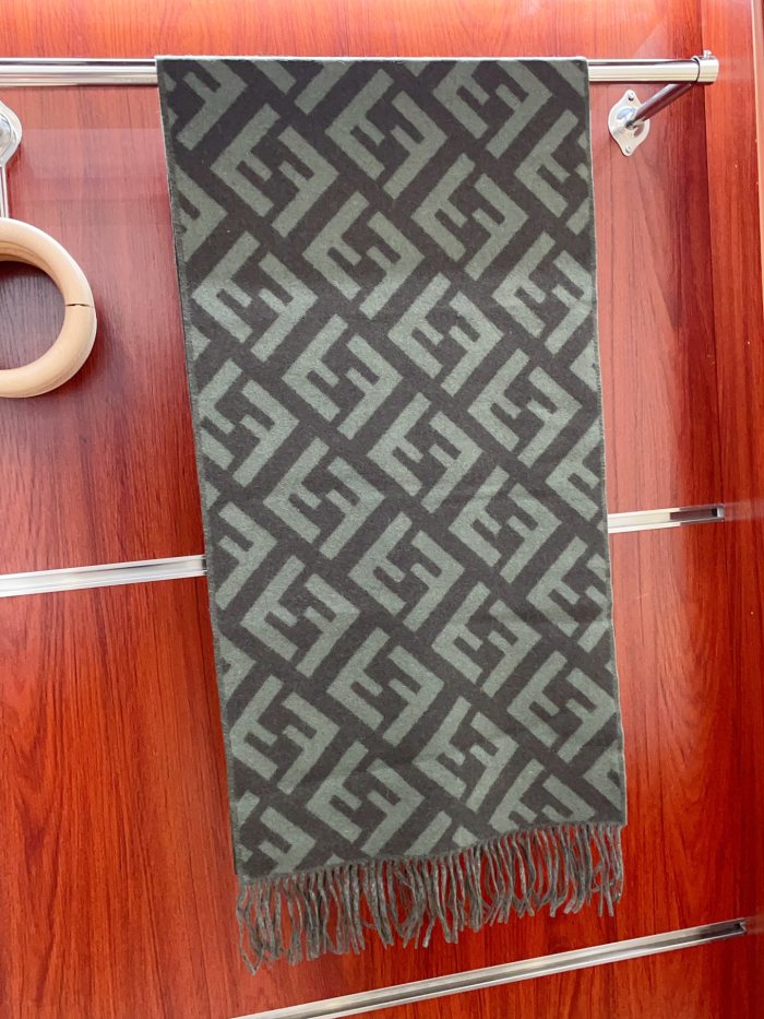 Streetwear Scarf Fendi 328872