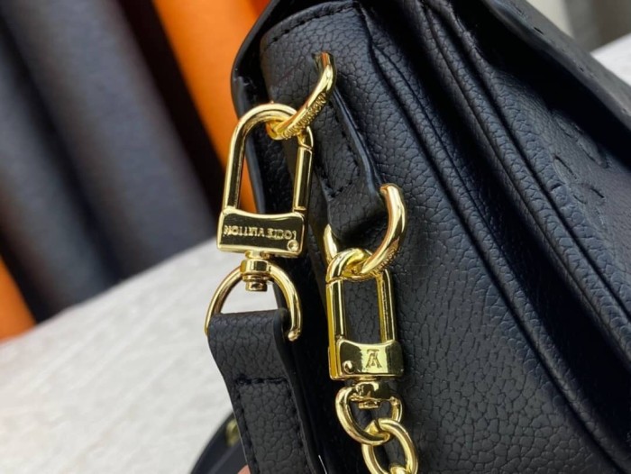 Louis Vuitton Pochette Métis East West M46595 size 21.5*13.5*6 cm