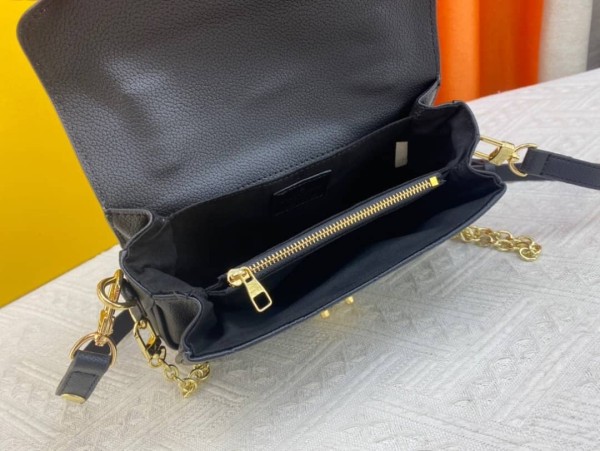 Louis Vuitton Pochette Métis East West M46595 size 21.5*13.5*6 cm
