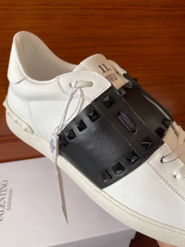 Valentino Rockstud Untitled En Veau Avec Clous Ton Sur Ton Blanc Noir