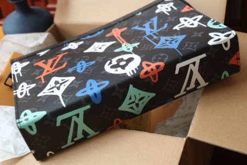 Handbag Louis Vuitton M81803 size  27 x 21 x 3 cm