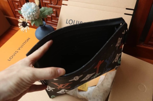 Handbag Louis Vuitton M81803 size  27 x 21 x 3 cm