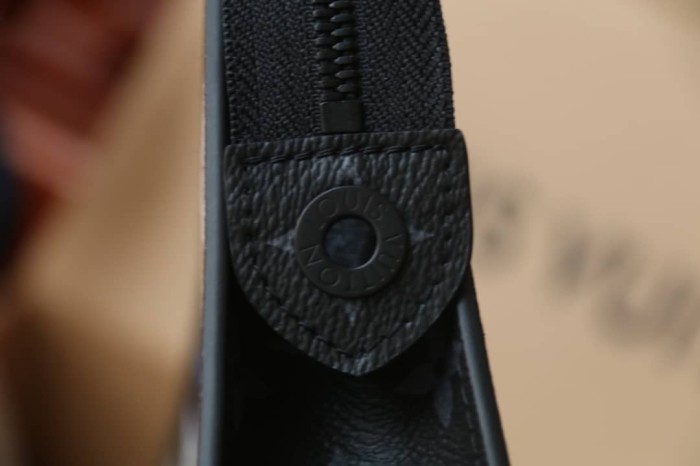 Handbag Louis Vuitton M81803 size  27 x 21 x 3 cm