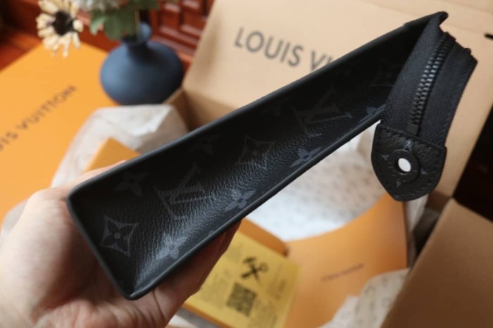 Handbag Louis Vuitton M81803 size  27 x 21 x 3 cm