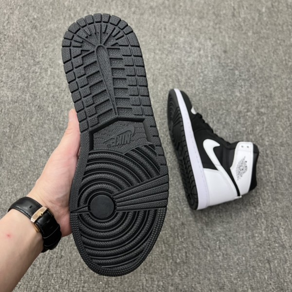 Jordan 1 Retro High OG Black White