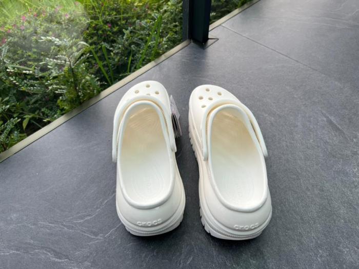 Crocs Classic Mega Crush Clog White 207988-100