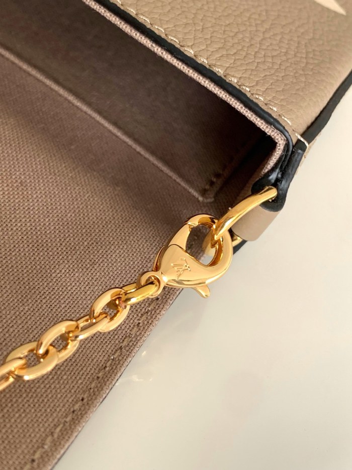 Handbags Louis Vuitton M69977 size 21.0 x 12.0 x 3.0   cm